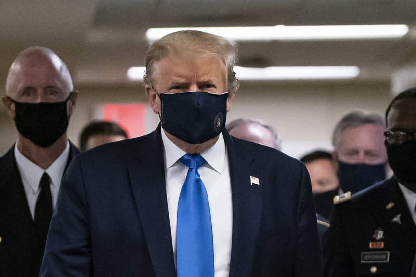 Epidemia koronawirusa: Donald Trump po raz pierwszy publicznie w maseczke