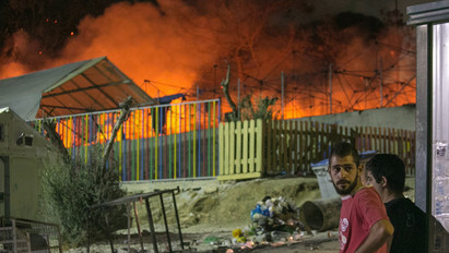 Tűzvész! Minden lángokban állt, menekültek ezrei hagyták el a leszboszi tábort - Fotók