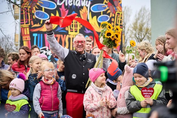 Na Bielanach odsłonięto mural WOŚP. Jego projekt wykonał sam Jurek Owsiak