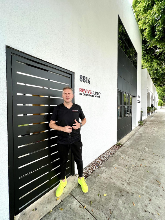 Krzysztof Gojdź przed swoją kliniką w Beverly Hills
