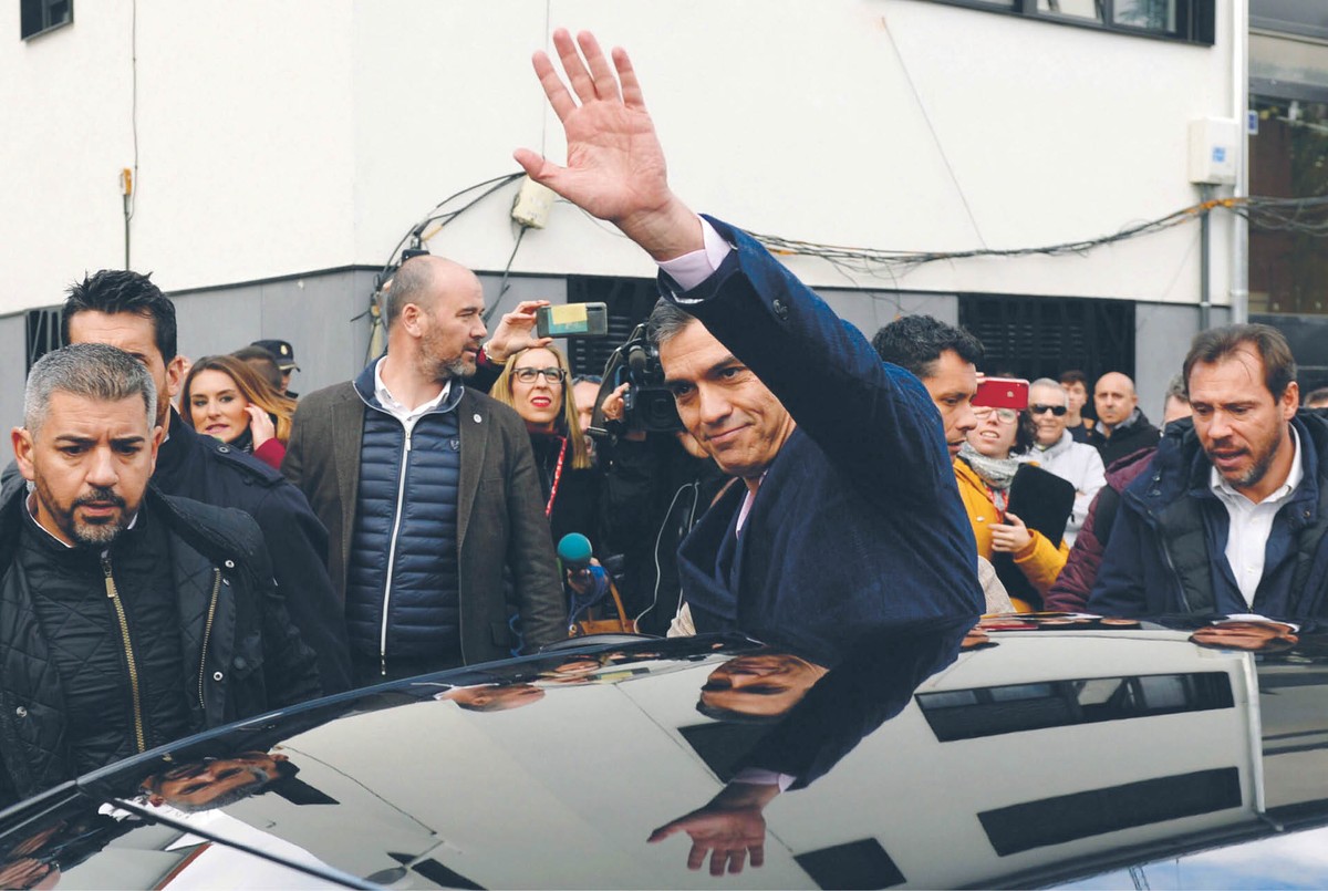 Pedro Sánchez i jego Hiszpańska Socjalistyczna Partia Robotnicza mogą liczyć na 27 proc. głosów