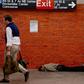 Bezdomny śpiący na stacji metra na Manhattanie