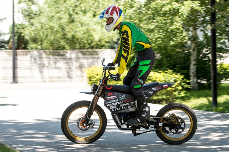 W zawodach Smart Moto Challenge wzięło udział łącznie 12 pojazdów zaprojektowanych przez studentów z Rosji, Ukrainy, Hiszpanii i Polski. Motocykle ścigały się na torze Circuit de Catalunya w pobliżu Barcelony.<br><br>(nlat) PAP/Maciej Kulczyński