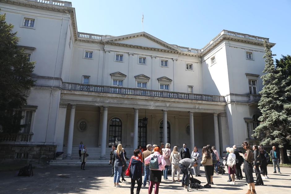 Skulptura je smeštena u Dvorskom kompleksu na Dedinju