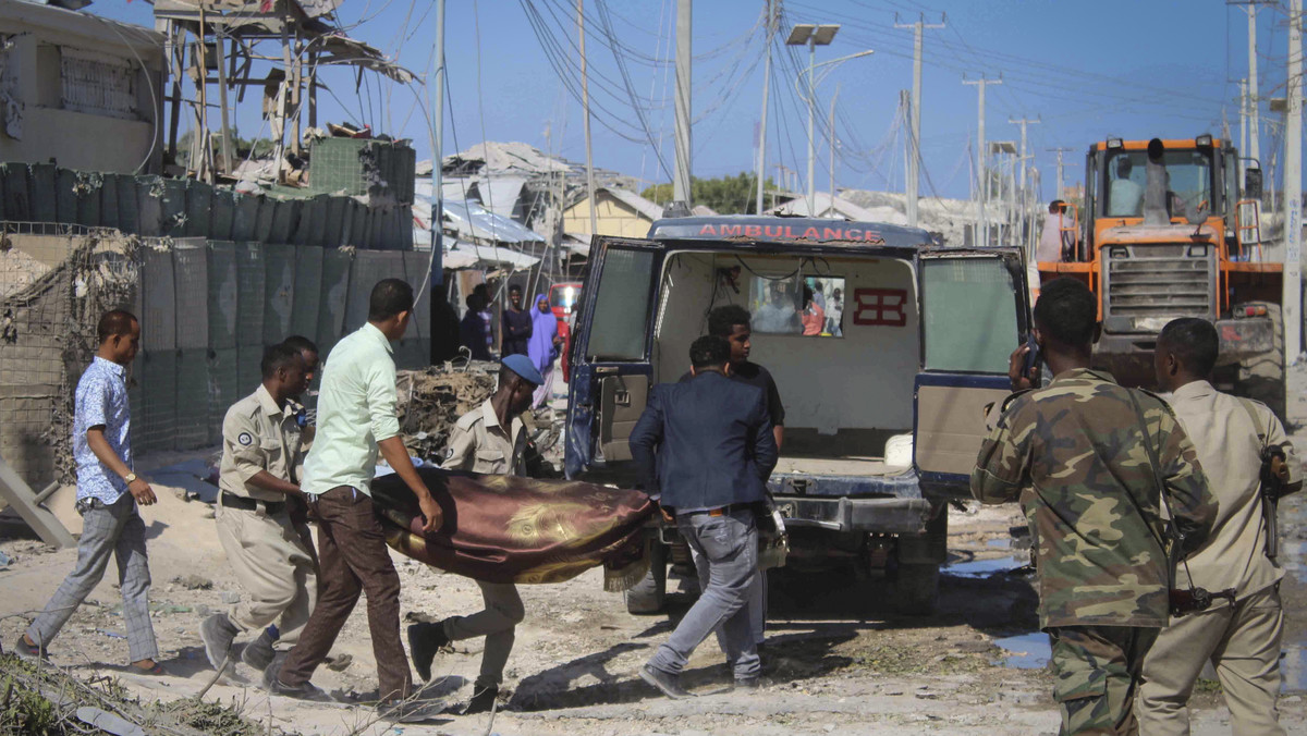 Co najmniej 10 osób zginęło, a kolejnych 10 odniosło obrażenia w ataku bojowników islamistycznej partyzantki Al-Szabab na budynek w stolicy Somalii, Mogadiszu - poinformowała miejscowa policja. Wśród ofiar śmiertelnych jest wiceminister pracy.