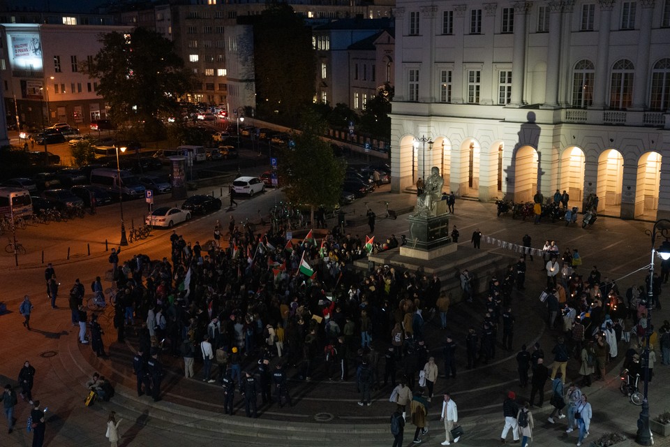 Protest Palestyńczyków pod pomnikiem Kopernika