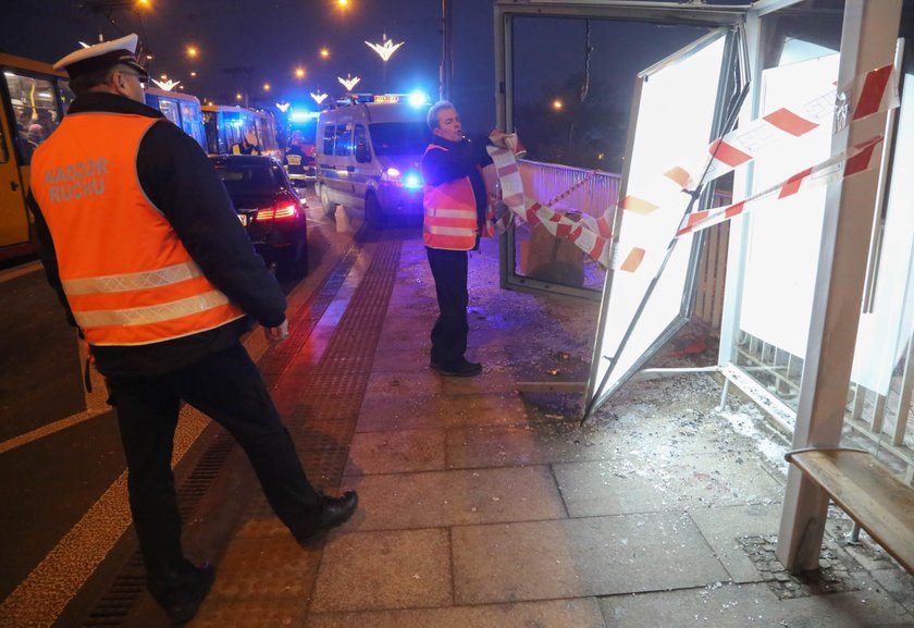 Wypadek w Warszawie. Samochód wjechał w przystanek. Są ranni