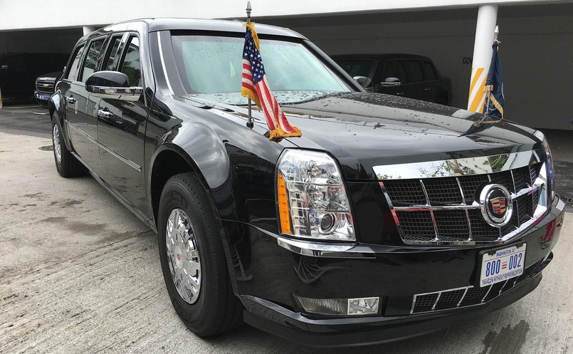 Cadillac One, czyli Bestia. A w tle bardzo podobna limuzyna. Auto będzie wykorzystywane w orszaku przez Secret Service - możliwe że jest opancerzone, wtedy posłuży do ewentualnej ochrony przed atakiem najważniejszego pasażera.