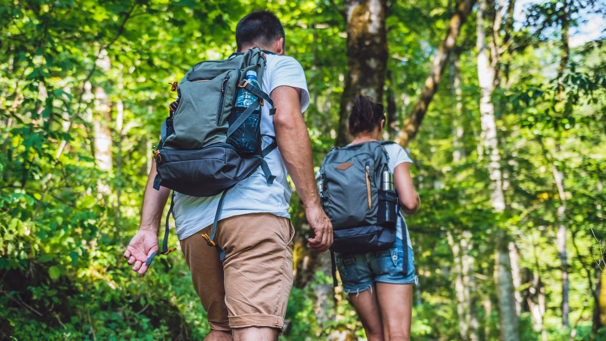 Plecak outdoorowy to, zaraz po obuwiu trekkingowym, najważniejszy element każdej turystycznej wycieczki. Jest on niezbędny nie tylko do wygodnego noszenia całego ekwipunku podczas wyprawy w góry, ale również sprawdzi się na co dzień. Postanowiliśmy przyjrzeć się najczęściej kupowanym plecakom outdoorowym o pojemności do 30 litrów.