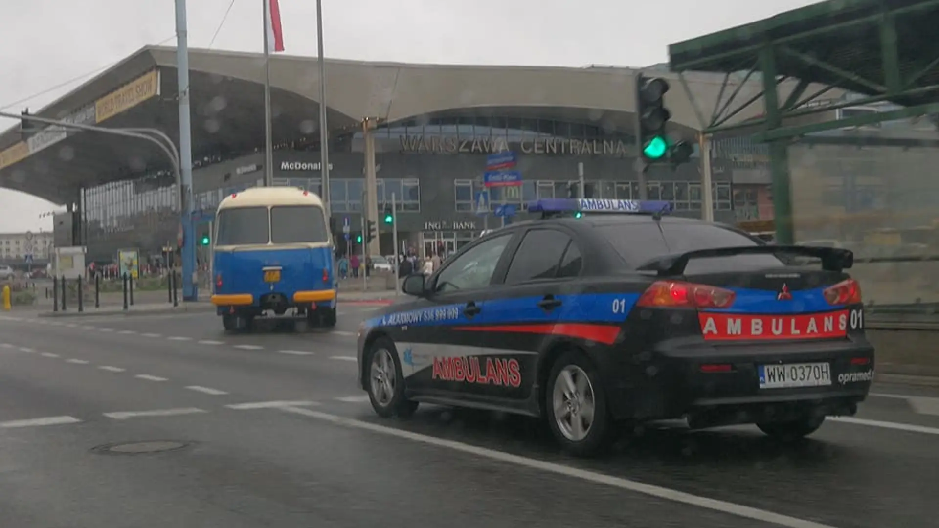 "Z drogi śledzie, tu karetka jedzie!" Mitsubishi z niebieskim sygnałem budzi kontrowersje