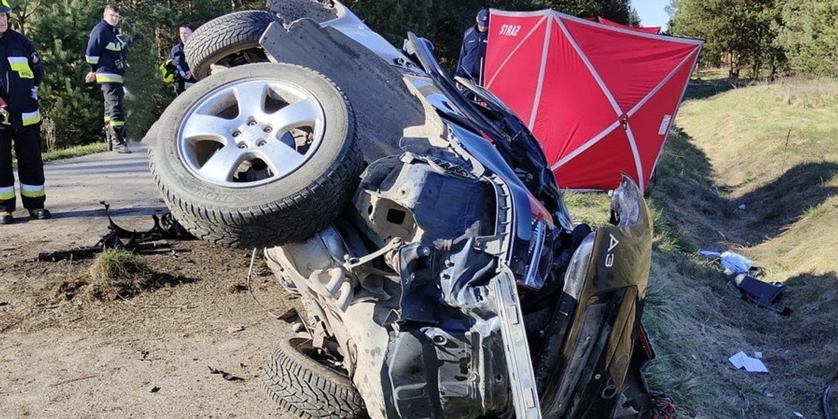 Tragiczny wypadek w Wolicy Śniatyckiej na Lubelszczyźnie. Z auta została jedynie sterta pogniecionych blach.