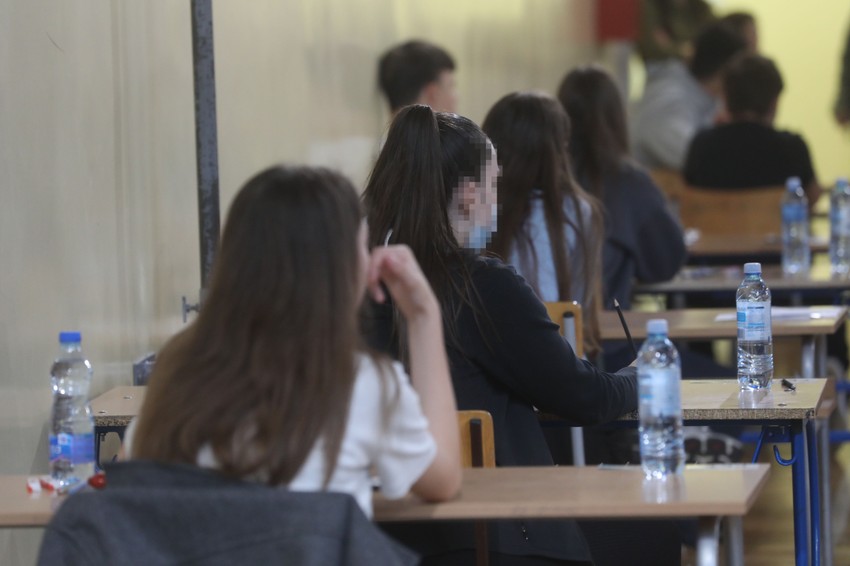Od đaka se tražilo da prepoznaju stilske figure u strofi pesme Miroslava Antića