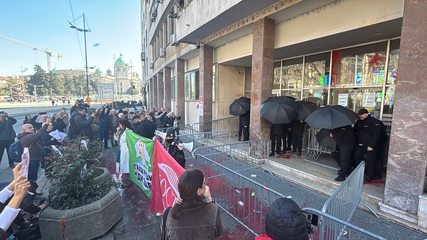 Okupljeni gađaju Skupštinu jajima