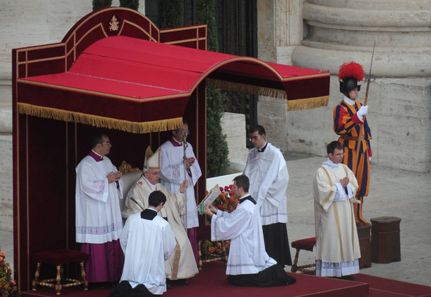 Papież Franciszek go ukarał. Kardynał bez mieszkania i pensji