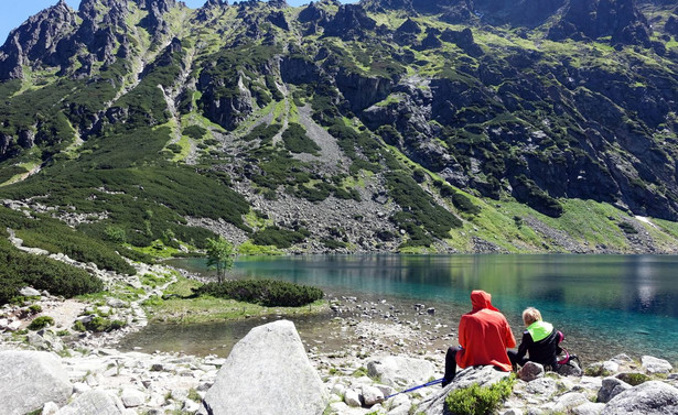 Turyści nad Czarnym Stawem pod Rysami