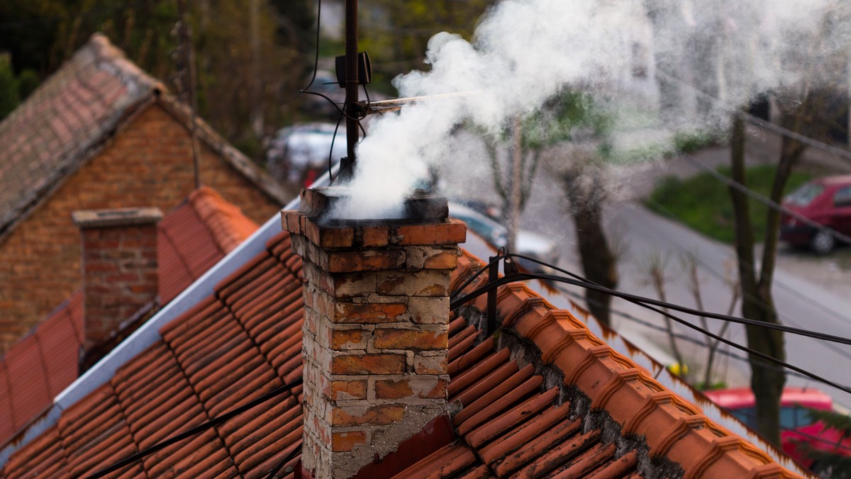 Miasto walczy ze smogiem. Przed Urzędem Miasta stoi już interaktywna tablica informująca o stanie powietrza w mieście. Kiedy zostanie uruchomiona?