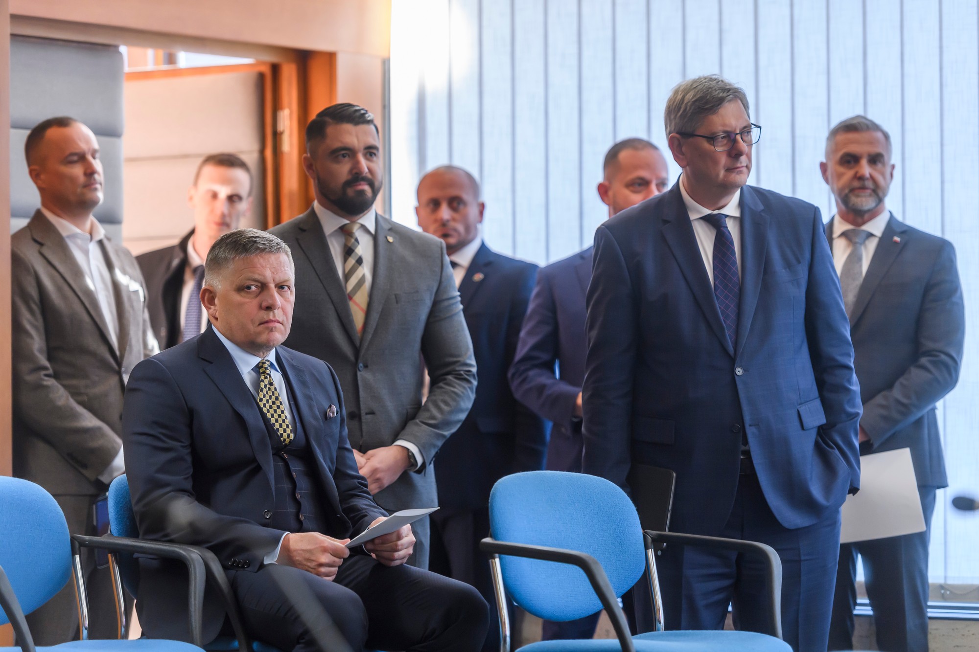 V popredí zľava advokát David Lindtner, predseda vlády SR Robert Fico (Smer-SD), štátny tajomník Ministerstva spravodlivosti SR Pavol Gašpar, minister spravodlivosti SR Boris Susko (Smer-SD) a poslanec NR SR Tibor Gašpar (Smer-SD).