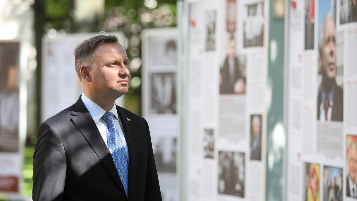 Andrzej Duda zwiedza wystawę o Lechu Kaczyńskim