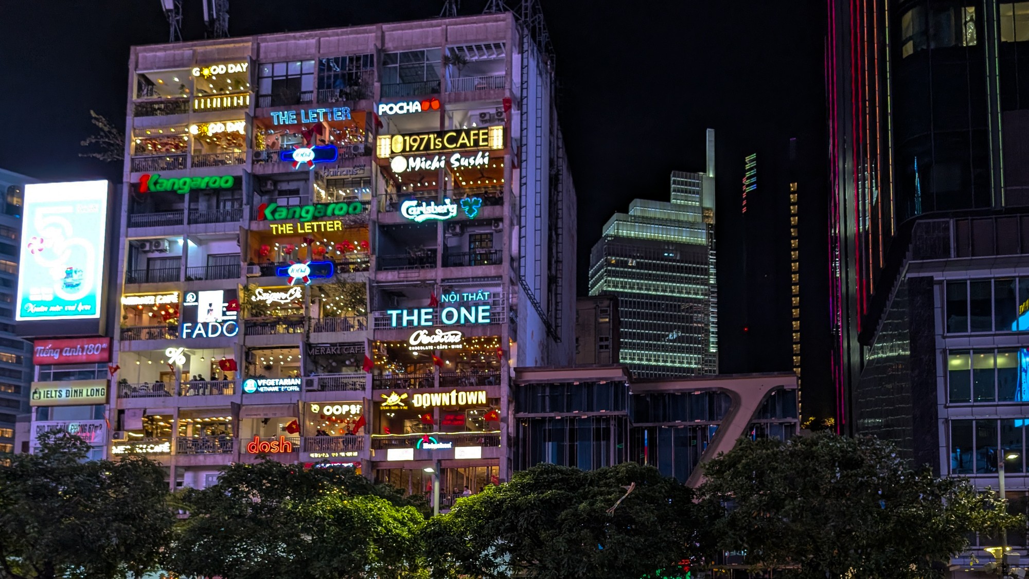 Cafe Apartment building na Nguyen Hue Walking Street, Hočiminovo Mesto, Vietnam