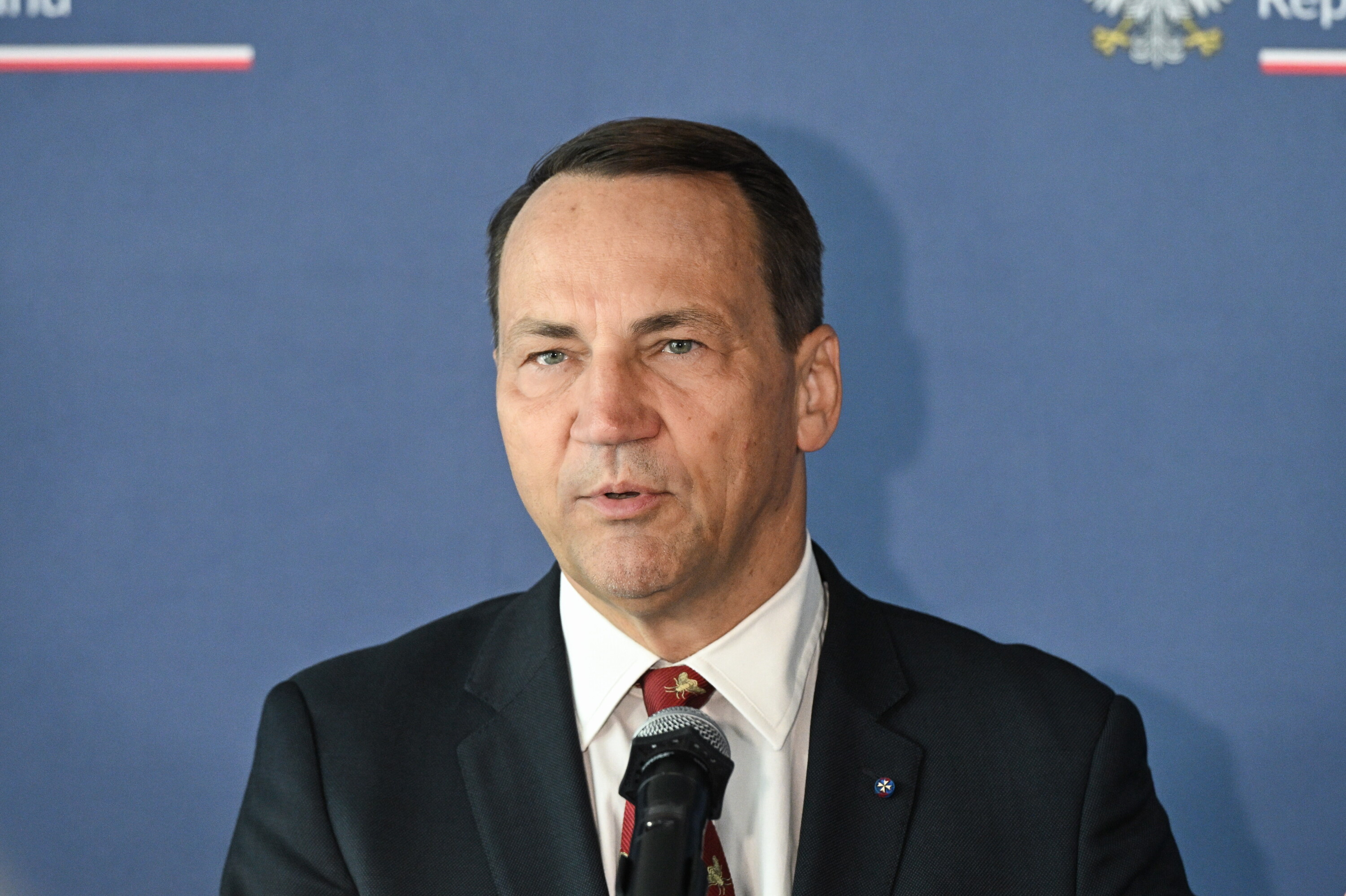 Sikorski ostrzega przed rasizmem: antyimigrancka histeria