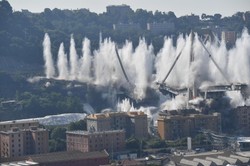 W katastrofie zginęło tam 43 osoby. Wysadzono pozostałości zawalonego mostu w Genui [ZDJĘCIA]