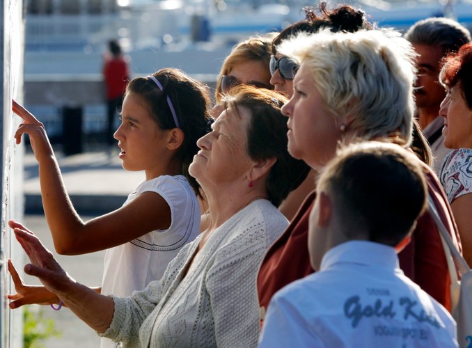 Bliscy pasażerów czytają listę ofiar