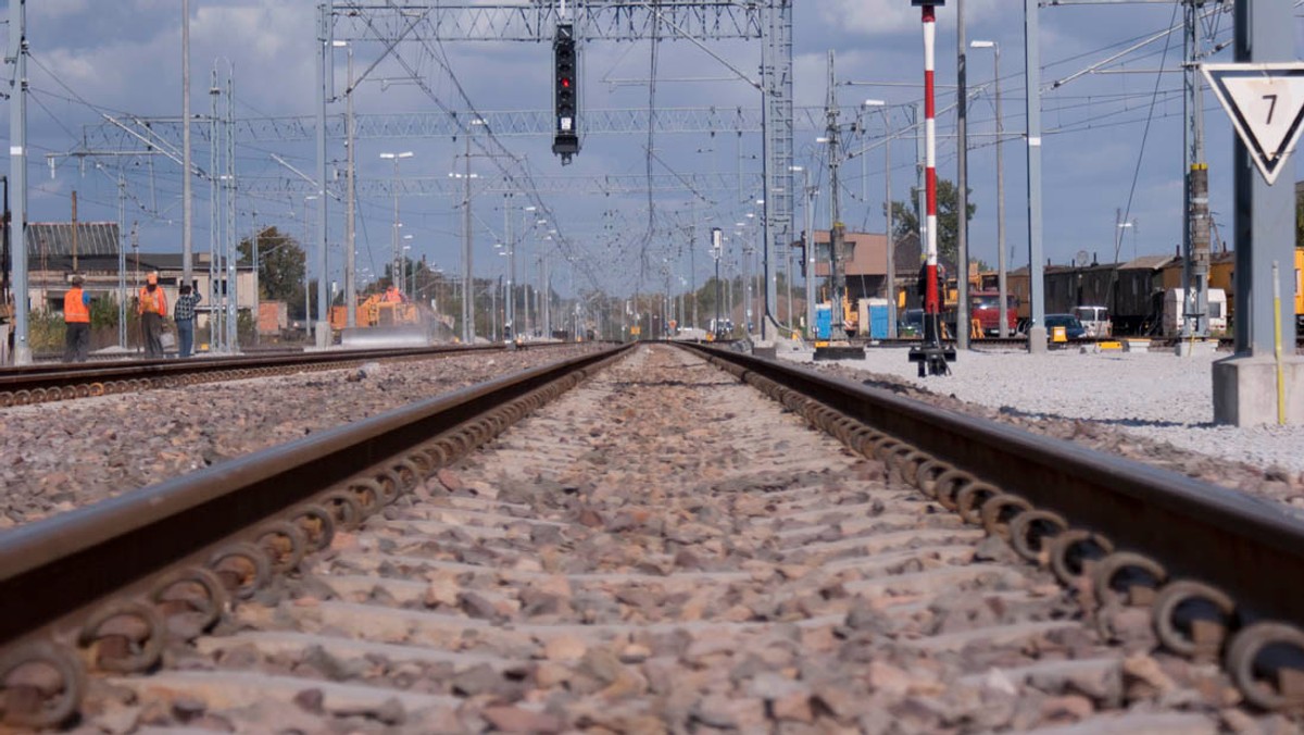 Dzisiaj po południu w miejscowości Grabnik w pow. garwolińskim (Mazowieckie) 21-letni kierowca opla wjechał na niestrzeżony przejazd kolejowy i zderzył się z pociągiem relacji Bydgoszcz-Lublin. Kierowca auta trafił do szpitala.