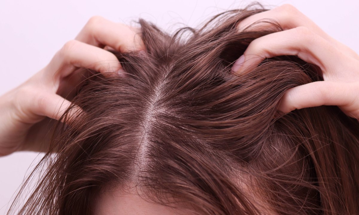 3 najlepsze szampony na przetłuszczające się włosy - przedłużają świeżość i zwiększają objętość