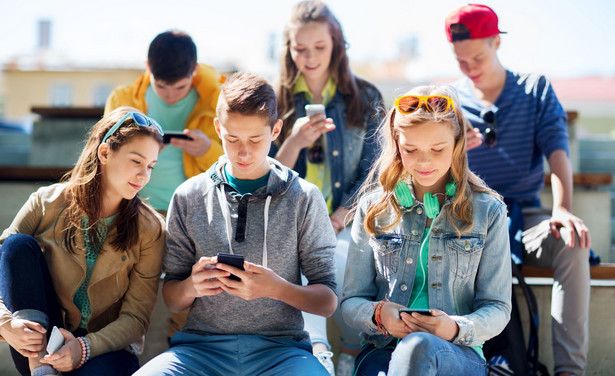 Dokąd młodzi uciekają z FB? Pokolenie, które "nie czyta" jest teraz na Snapie i Instagramie