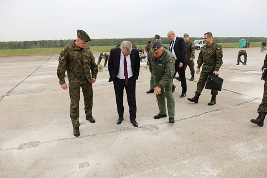 Zdjęcia z wizyty marszałka Stanisława Karczewskiego na lotnisku w Nowym Mieście