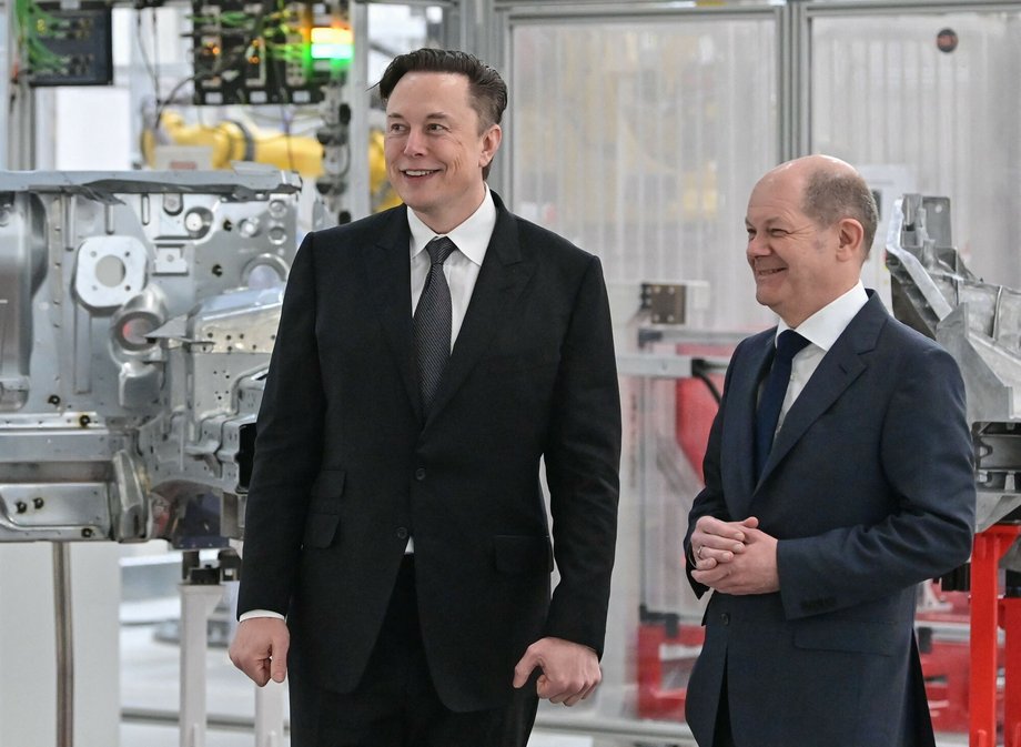 Elon Musk i Olaf Scholz odwiedzają w marcu 2022 r. fabrykę Tesli, która mieści się nieco ponad 60 km od polskiej granicy