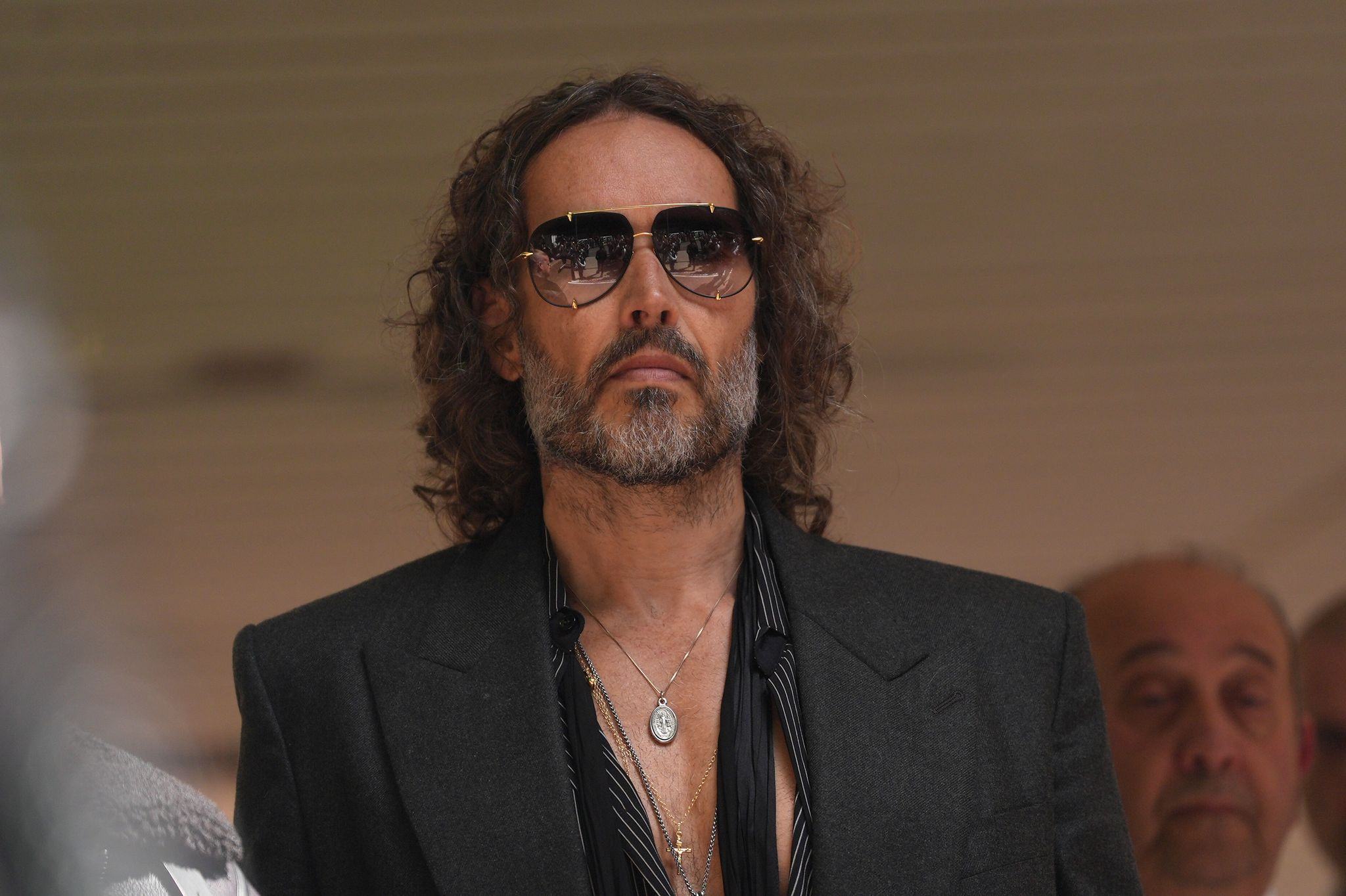 Sechs Frauen werfen Russell Brand sexuellen Missbrauch vor - er bleibt frei