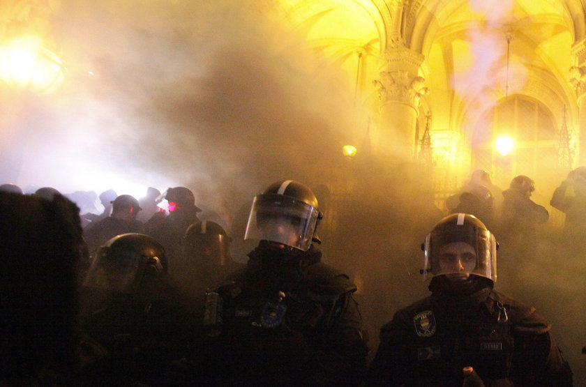 Protesty w Budapeszcie trwają, doszło do przepychanek z policją