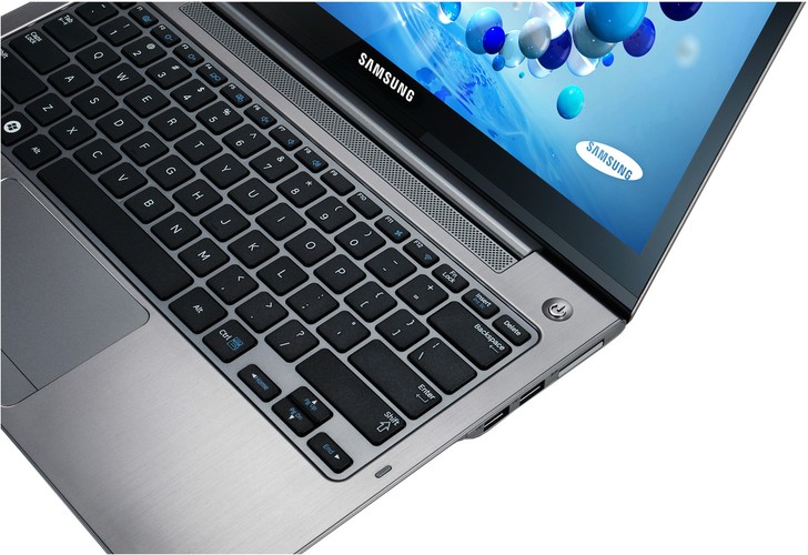 <b>do 3500 zł | Samsung NP540U3C- A01PL (3299 zł)</b>
<br><br>
Kolejny niezbyt drogi, 13,3-calowy ultrabook od Samsunga. Od poprzedniego modelu różni go przede wszystkim zastosowanie mocniejszego procesora i5 oraz dotykowego ekranu. Niestety skraca to zdecydowanie czas pracy na baterii, który w tym wypadku wyniesie około 4,5 godziny.