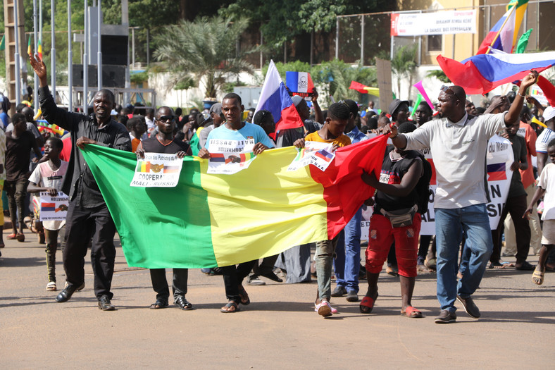 Demonstracja antyfrancuska w Bamako w Mali, wrzesień 2020 r. Wśród demonstrantów widać flagi Rosji