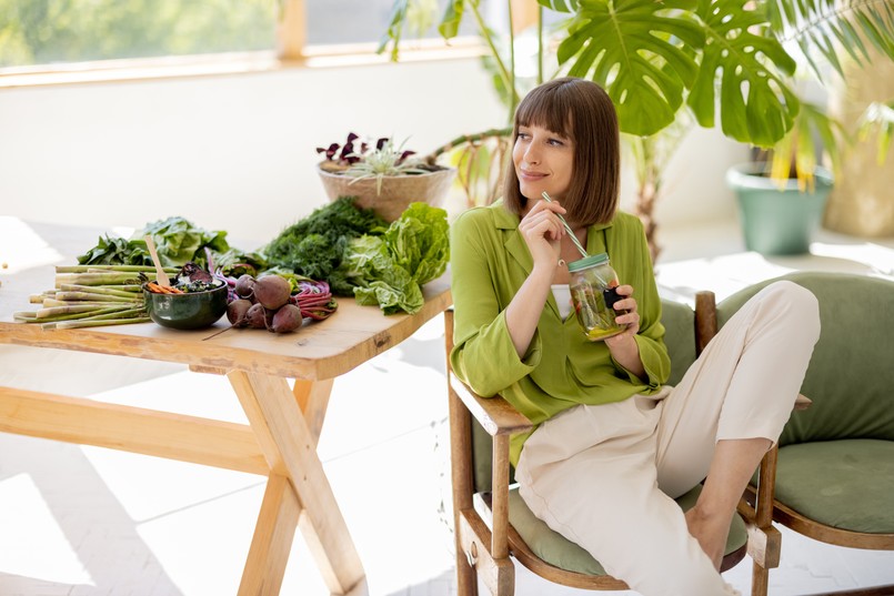 zdrowie dieta Young,Woman,Drinks,Lemonade,While,Sitting,On,Chair,Near,Table