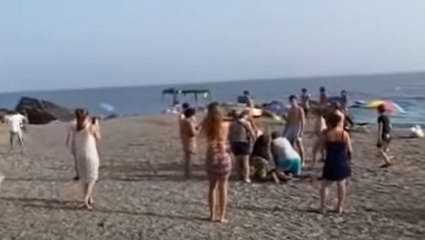 Egy emberként fogtak össze a strandolók, hogy elkapják a menekülő drogfutárt - videó a leterítéséről