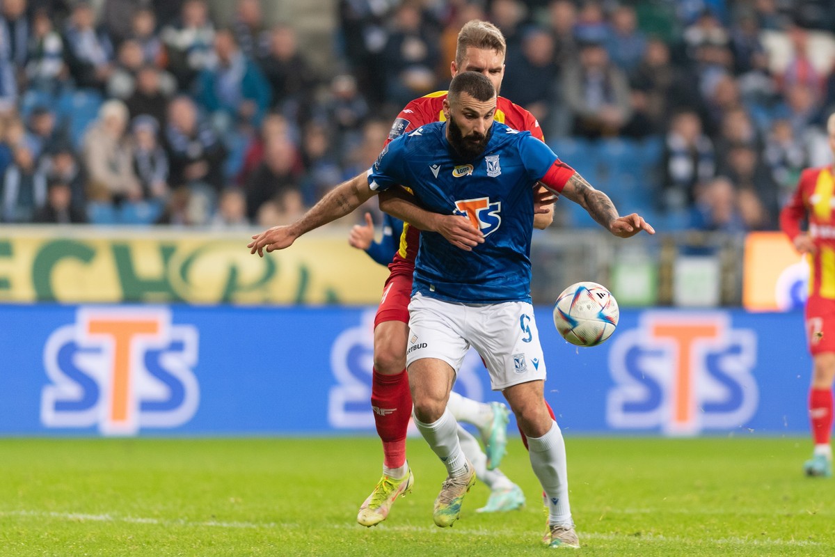 Zawodnik Lecha Poznań Mikael Ishak (przód) i Piotr Malarczyk (tył) z Korony Kielce podczas meczu 16. kolejki piłkarskiej Ekstraklasy