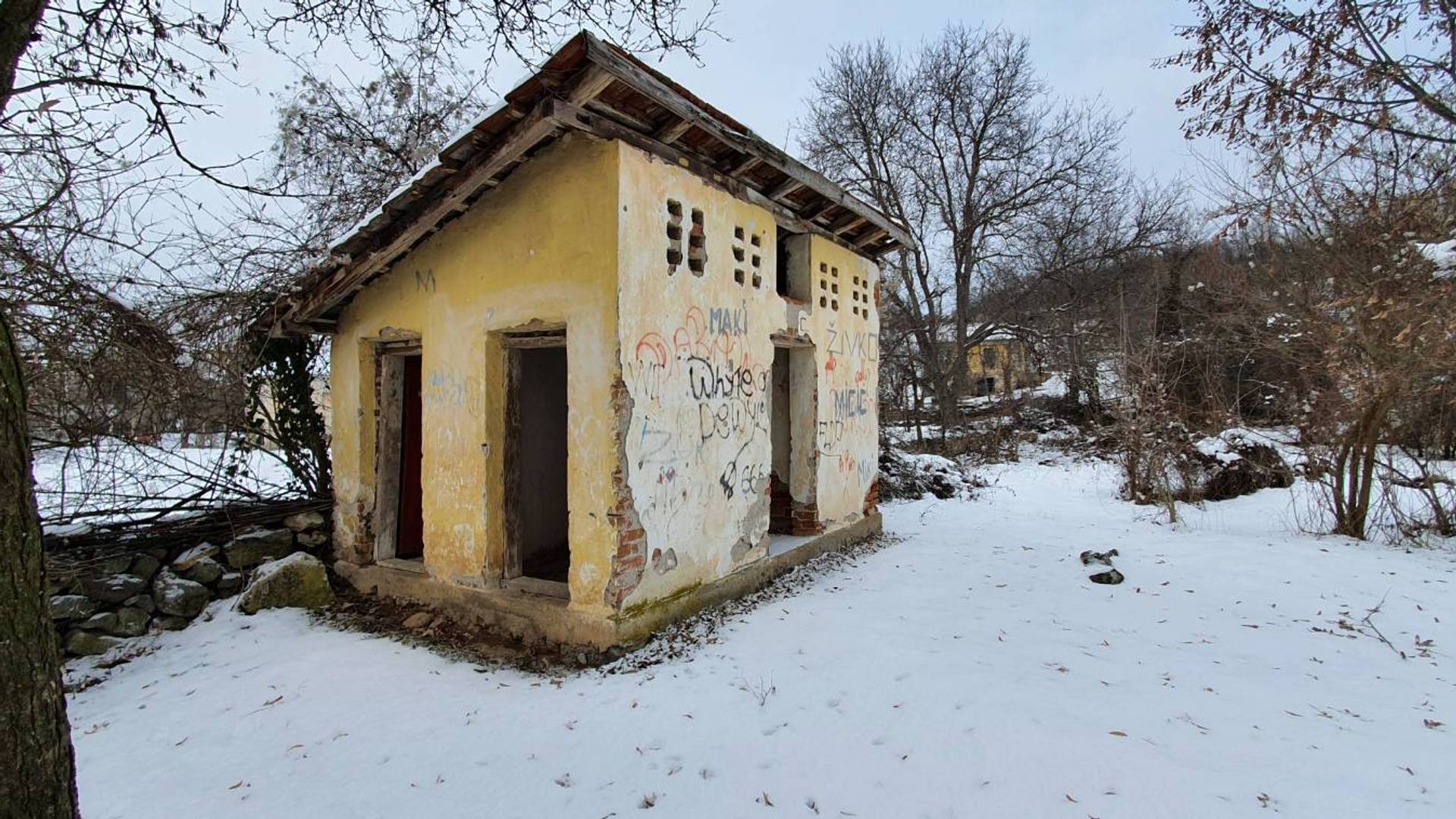 Ovako se danas živi u Srbiji -  đaci iz sela kod Zaječara u školi koriste poljski wc