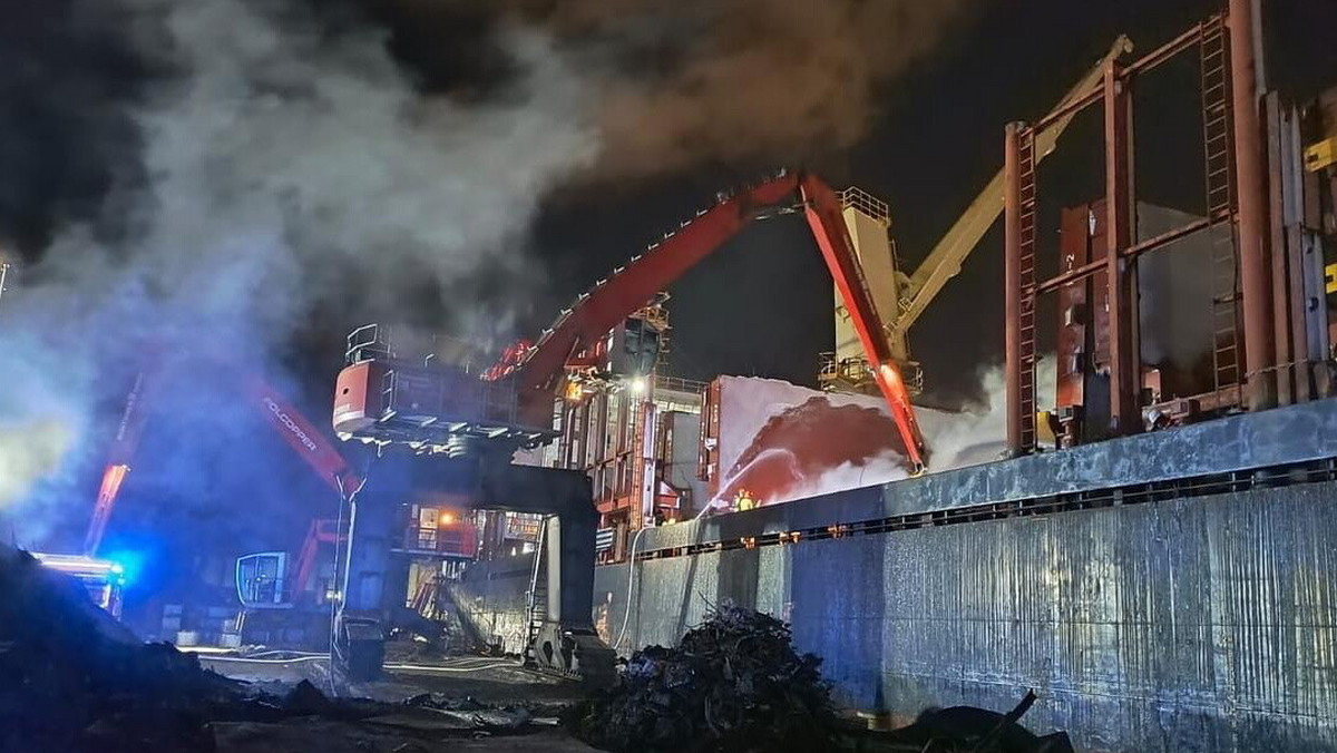 Pożar złomu na statku "Konstantinos" przy Nabrzeżu Przemysłowym w Gdańsku