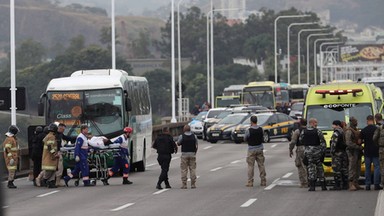 Rio de Janeiro: uzbrojony mężczyzna przetrzymuje zakładników w autobusie