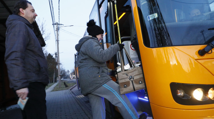 A busz sofőrje nem tudta merre kell menni, egy utasnak kellett segítenie / Fotó: Fuszek Gábor