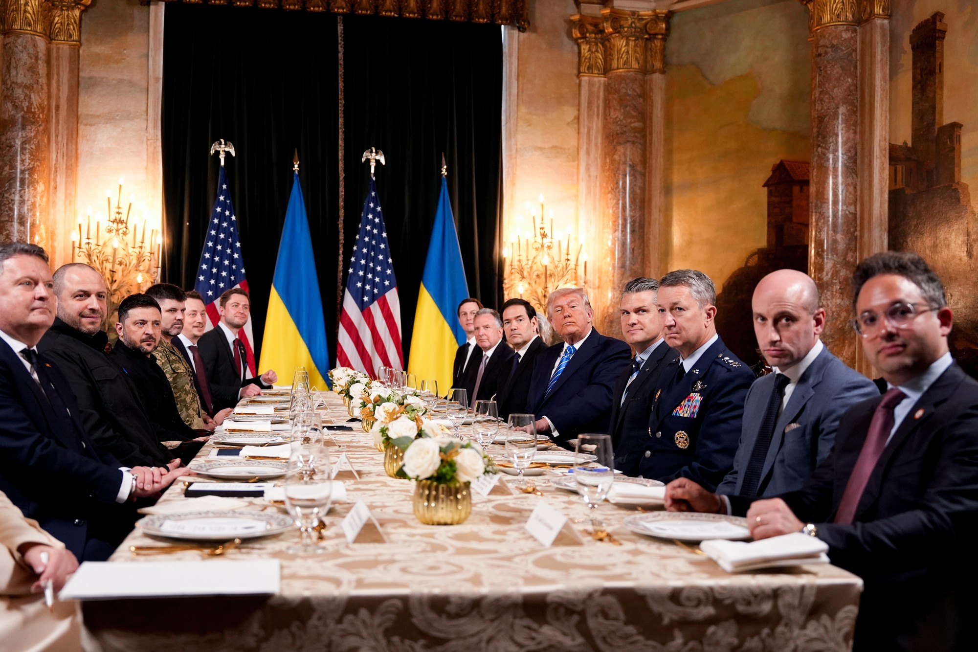 Ukrajinský prezident Volodymyr Zelenskyj počas stretnutia s americkým prezidentom Donaldom Trumpom v sídle Mar-a-Lago na Floride.