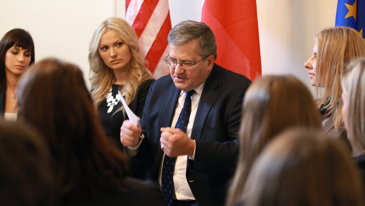 Prezydent Bronisław Komorowski powrócił w środę po południu z Chicago, gdzie w dniach 20-21 maja uczestniczył w szczycie NATO - poinformowała Kancelaria Prezydenta.