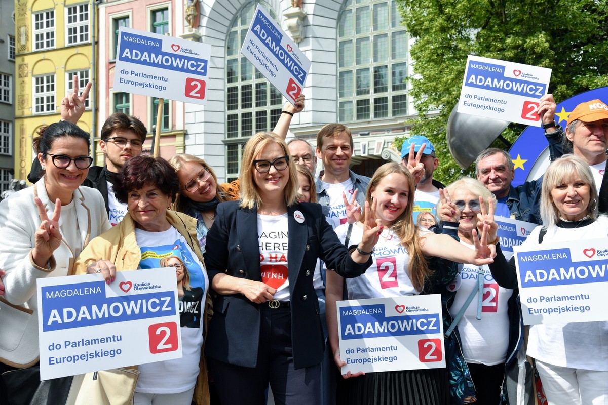 Gdańsk, 07.06.2024. Kampania wyborcza do Parlamentu Europejskiego 2024. Prezydent Gdańska Aleksandra Dulkiewicz (L) i kandydatka KO w wyborach do PE Magdalena Adamowicz (C) na konferencji prasowej w Gdańsku, 7 bm. (aldg) PAP/Andrzej Jackowski