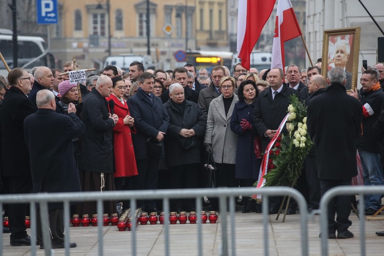 Prezes PiS Jarosław Kaczyński (C) podczas uroczystości przed Pałacem Prezydenckim