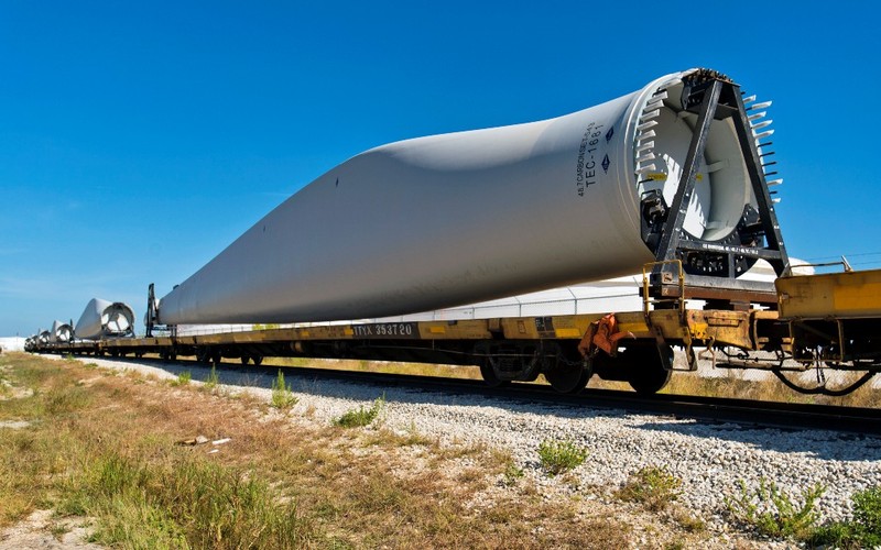 Długość łopaty turbiny może przekraczać rozmiar skrzydeł airbusa.
<br>
Ze względu na rozmiary części składowych elektrowni wiatrowych, ich transportem zajmują się specjalistyczne firmy, posiadające w swojej flocie naczepy wyposażone we własne podpory pod rury, śmigła oraz generatory.
