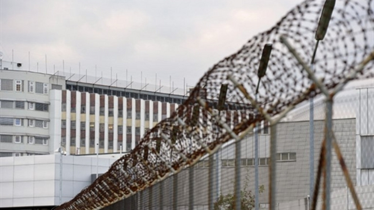 Polski więzień przebywający w zakładzie karnym w Goerlitz w Niemczech wziął zakładnika, którym jest także Polak - informuje Polsat News.