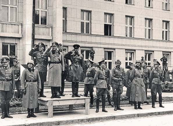 Generał Heinz Guderian i kombryg Siemion Kriwoszein przyjmują niemiecko-sowiecką defiladę w Brześciu nad Bugiem 22 września 1939 r. 