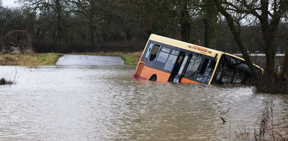 Woda porwała autobus. W środku były dzieci!